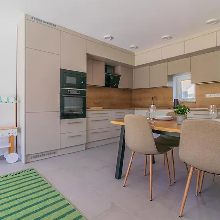 Family Friendly In W Pool & Ac By Nw