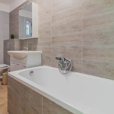 Family Friendly In W Pool & Ac By Nw