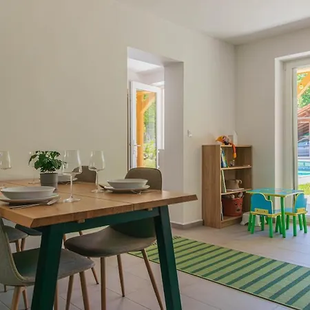 Family Friendly In W Pool & Ac By Nw