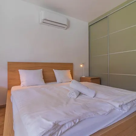Family Friendly In W Pool & Ac By Nw